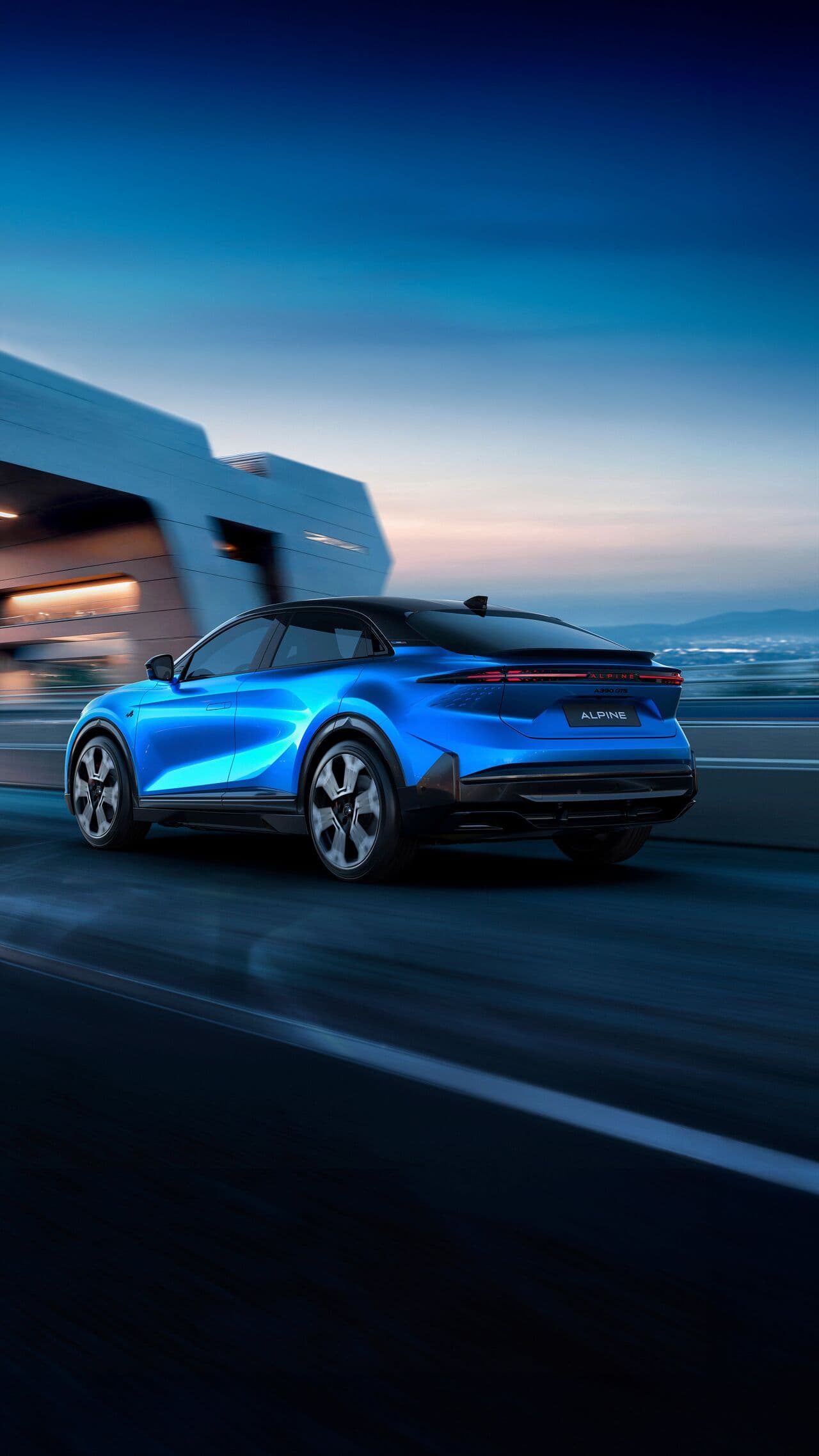 Alpine A390 in dynamischer Heckansicht bei Dämmerung